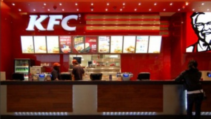 KFC angajează casieri şi bucătari fără experienţă. Vezi ce salariu oferă